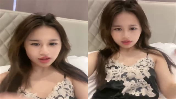 欲火焚身骚人妻，掰开淫穴诱惑老公狂爆猛操