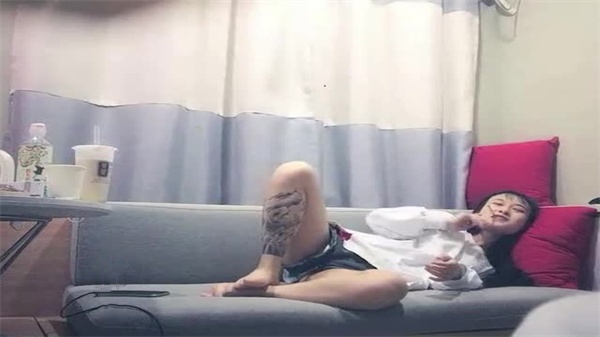 偷拍实录：巨屌魔人重金约操两个苗条骚妹双飞狂干